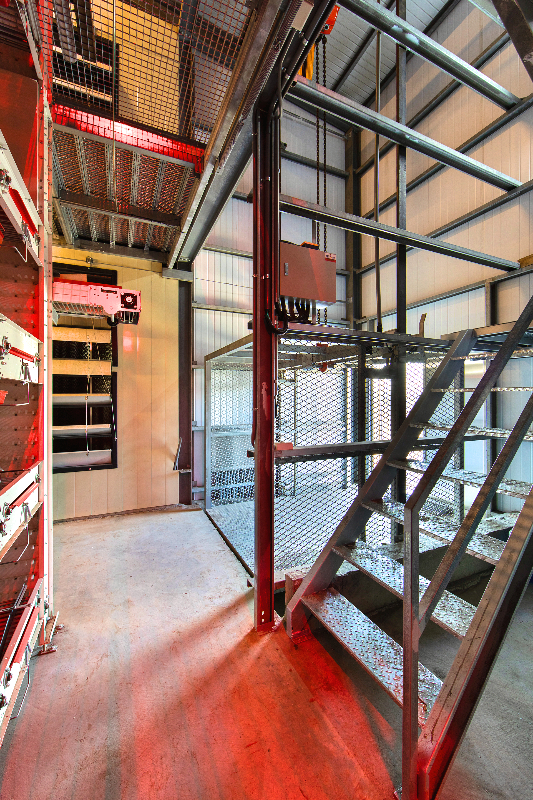 雞舍前方升降梯