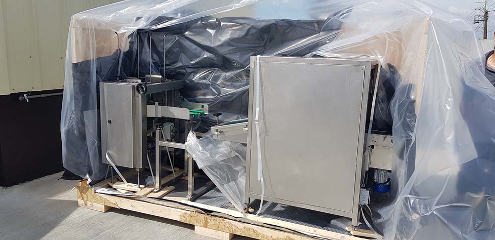 所有機台皆被緊固定於木箱中