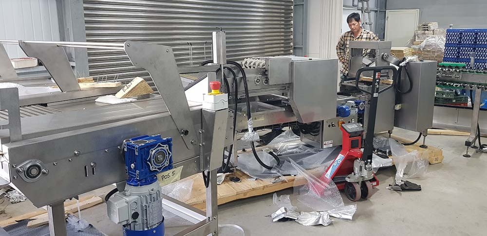 機器各部位依序拆出