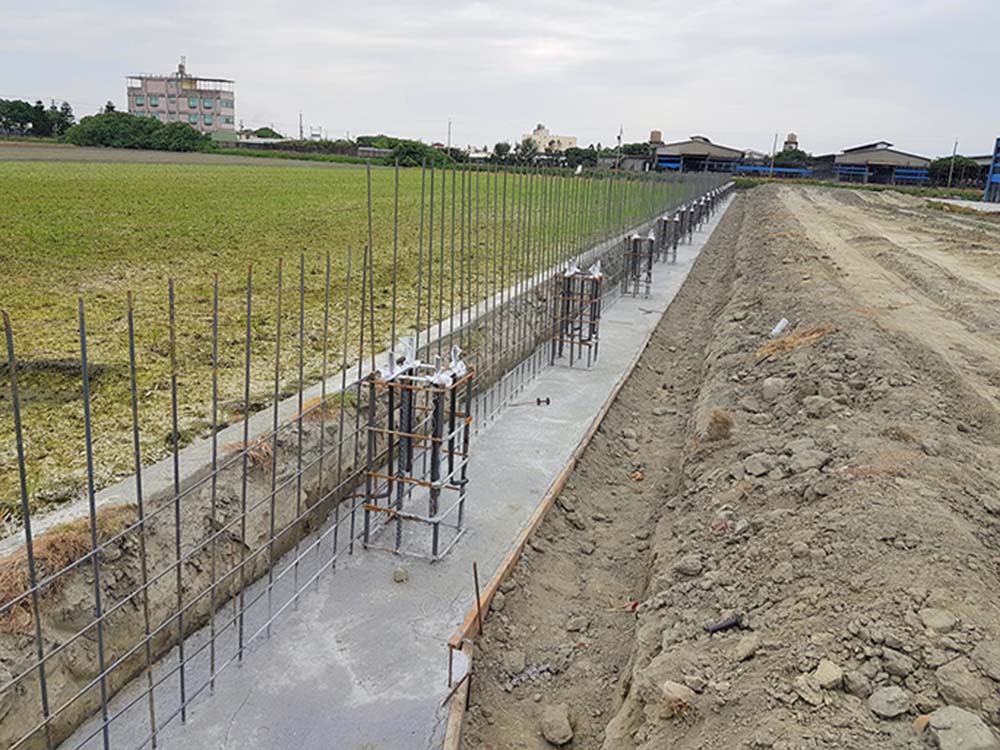 基礎螺栓併擋土牆