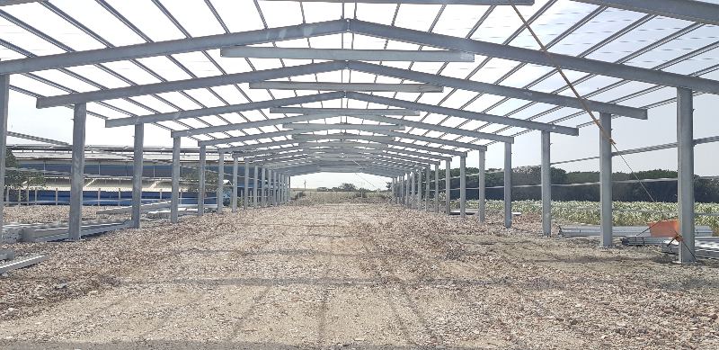 雞舍主結構組利完成