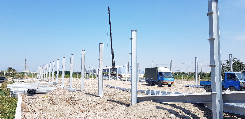 雞舍柱子吊至定位