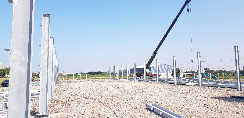 雞舍柱子吊至定位